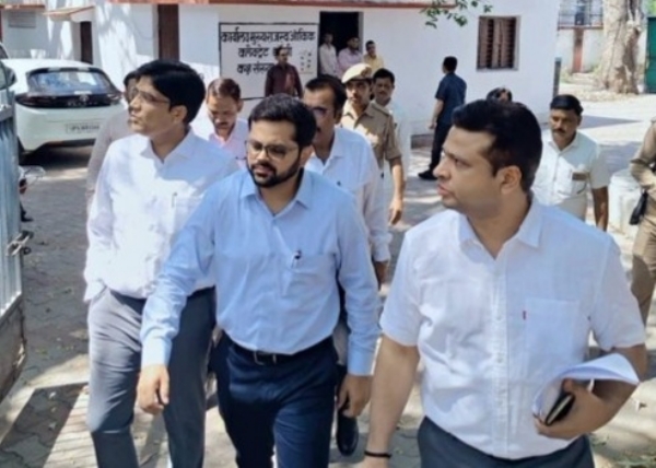 कलेक्ट्रेट का निरीक्षण करते जिलाधिकारी गौरांग राठी