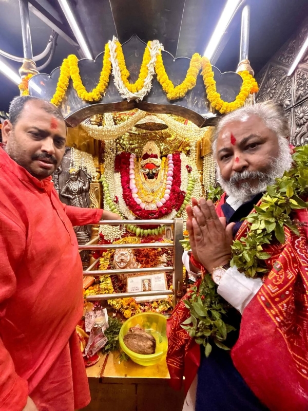 मां विंध्यवासिनी के चरणों में माथा टेकते राज्यमंत्री दया शंकर सिंह।