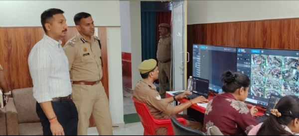 लखनऊ में बने कंट्रोल रूम से केंद्रों पर नजर रखते डीएम
