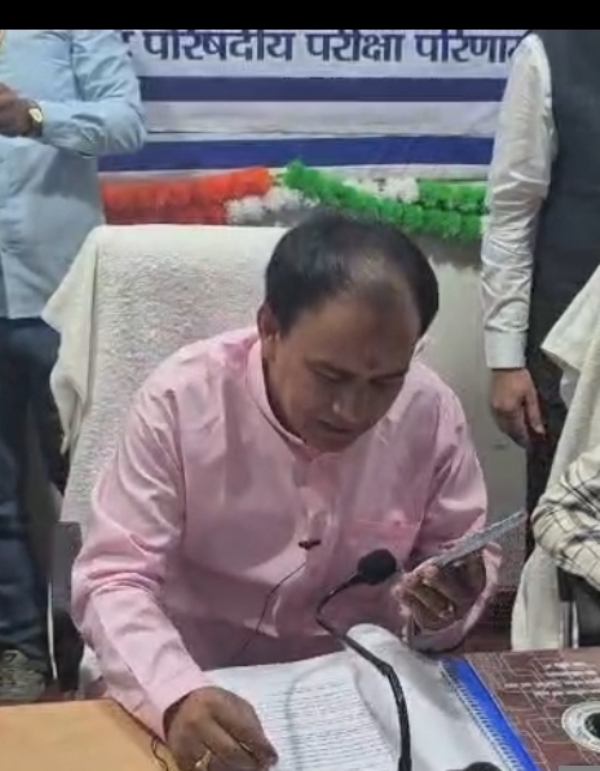 शिक्षा मंत्री धन सिंह रावत बोर्ड परीक्षा का परिणाम घोषित करते हुए।