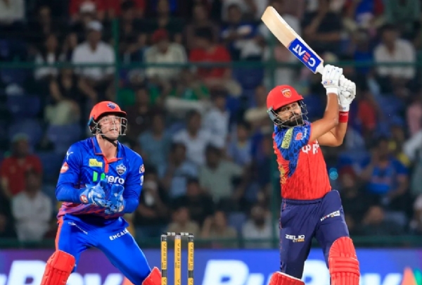 शॉट खेलते श्रेयस अय्यर