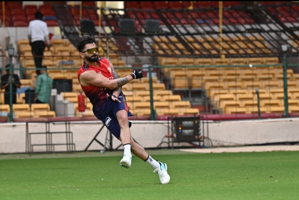 प्रशिक्षण लेते स्टार बल्लेबाज विराट कोहली