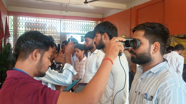 टीडी कॉलेज पर परीक्षा देने पहुंचे परीक्षार्थी चेकिंग करते हुए शिक्षक