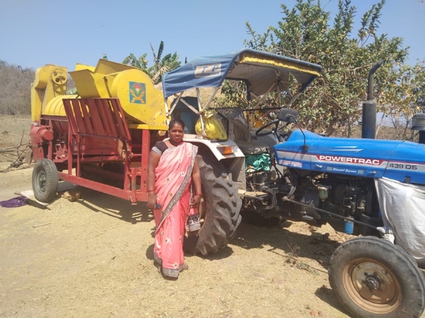 सुहनिया मरावी ने ऋण लेकर ट्रैक्टर खरीदा