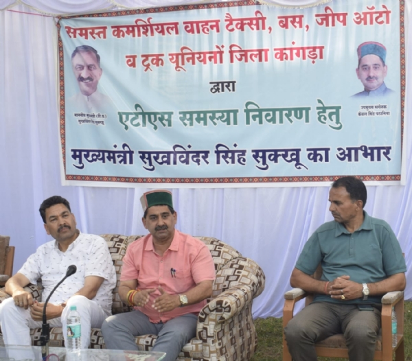 ओपेरेटर्स के साथ बैठक करते हुए उपमुख्य सचेतक।