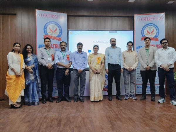 प्रमुख वक्ताओं और सीएमएस के साथ प्रधानाचार्य डॉ वाणी गुप्ता