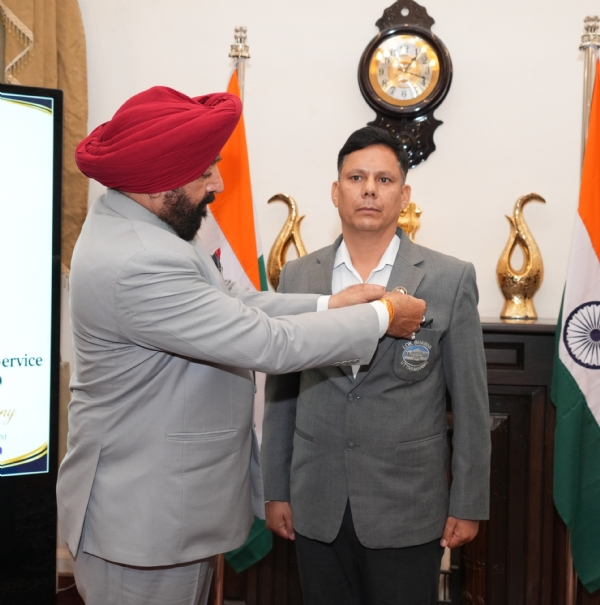 सुरक्षा कर्मियों को अलंकृत करते राज्यपाल।