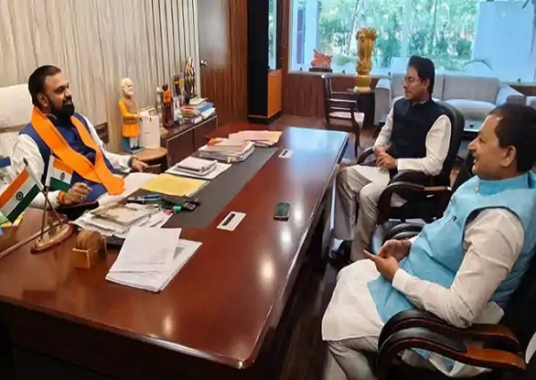 मुख्यमंत्री आवास पर समाट चाैधरी से मिलते काग्रेस नेता समीर