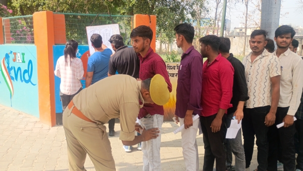 होमगार्ड भर्ती परीक्षा के दौरान चेकिंग करते हुए पुलिस कर्मी