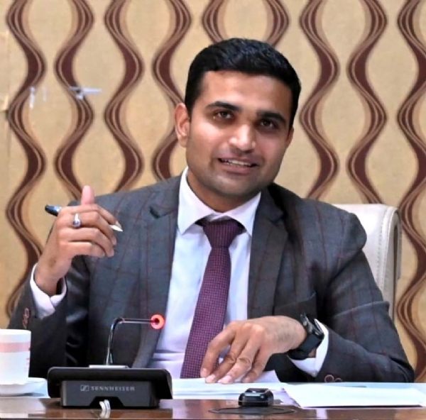 प्रबंध निदेशक विक्रम सिंह।