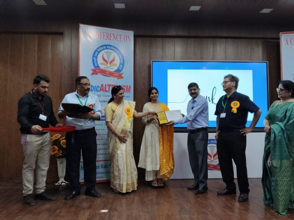 वक्ताओं को सम्मानित करती प्रधानाचार्य मेडिकल कॉलेज डॉ वाणी गुप्ता