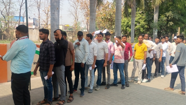 होमगार्ड भर्ती परीक्षा में शामिल होने वाला परीक्षार्थी केंद्र के बाहर लाइन में खड़े