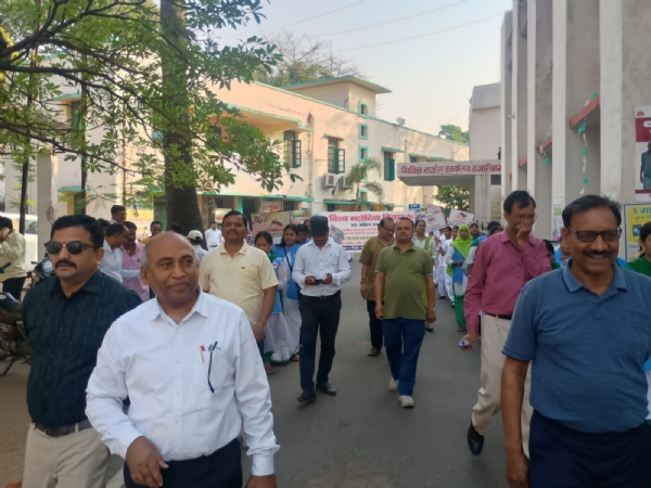 प्रभात फेरी में शामिल चिकित्सक।