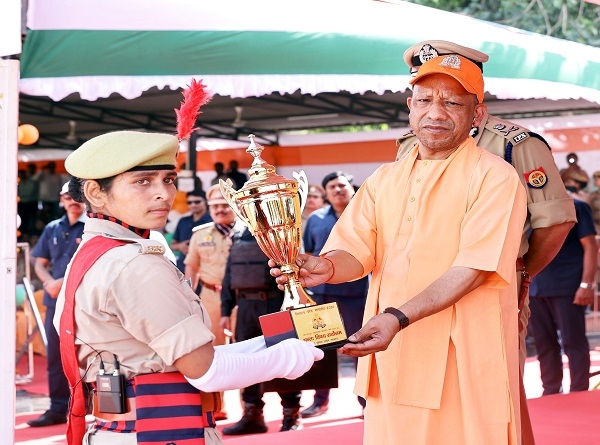 —  पुरस्कार देते  मुख्यमंत्री योगी