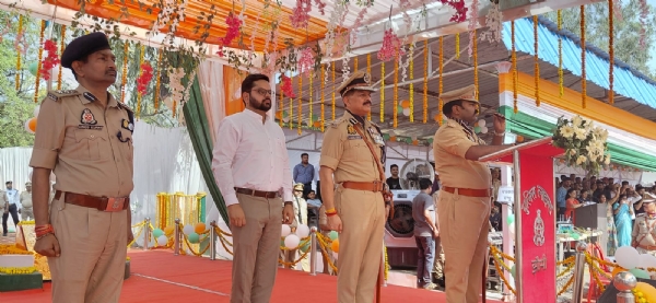 सलामी लेते मुख्य अतिथि व अधिकारी