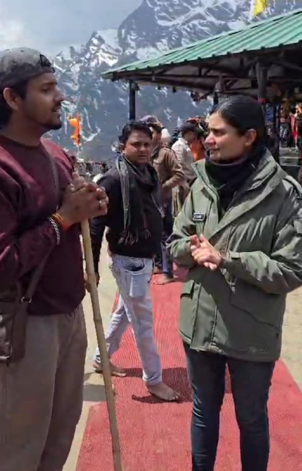 यात्री से बात करती एसपी।