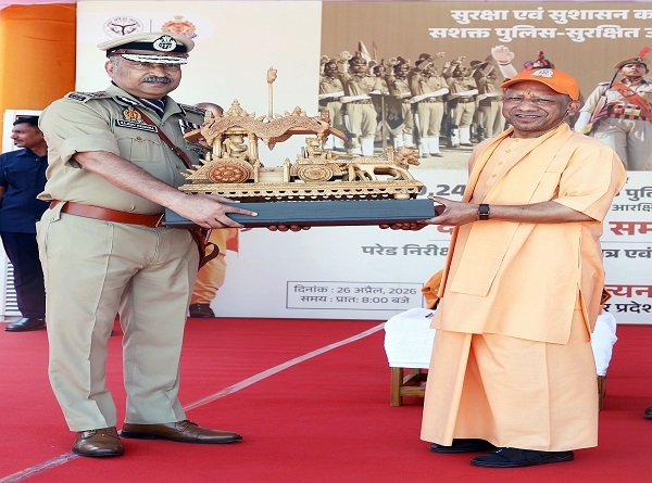 — डीजीपी ने मुख्यमंत्री योगी को भेट किया स्मृति चिन्ह
