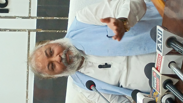 फोटो परिवहन मंत्री पत्रकारों से बात करते हैं