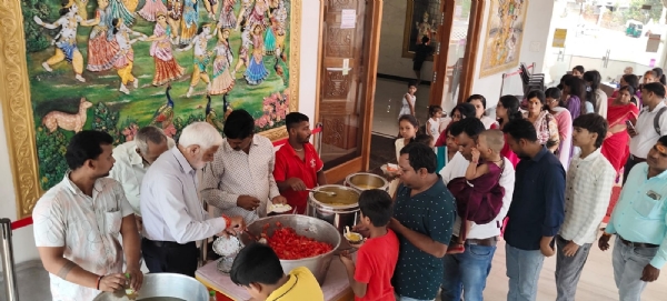मंदिर परिसर में भोग ग्रहण करते श्रद्धालु सहित अन्य