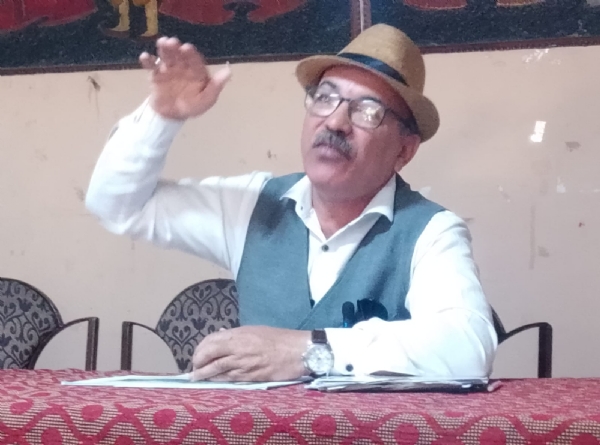 मीडिया से बातचीत करते उनियाल।