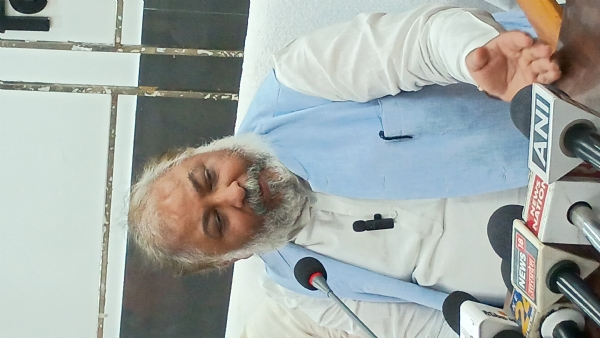 फोटो परिवहन मंत्री पत्रकारों से बात करते हुए