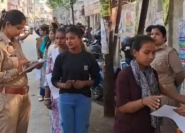 फोटो परीक्षा केंद्रों पर पहुंचे