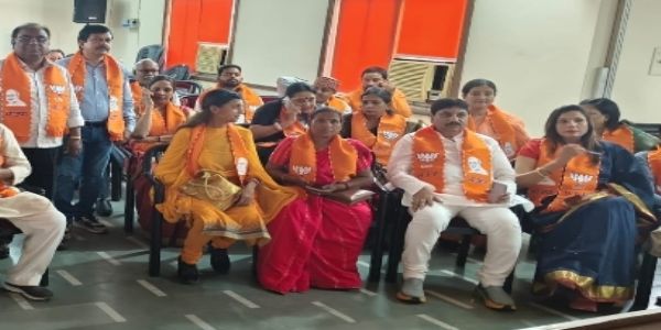 वाराणस्यां भाजपा कार्यकर्तारोऽशृण्वन् प्रधानमंत्रिणो मोदिनो मन की बात इत्येतां, दृष्टास्ते उत्साहिताः