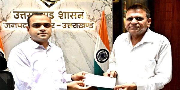 नेक-राहवीर-सम्मानम् - डॉ. नरेश-चौधरी इत्यनेन द्वयोः प्राणयोः रक्षणं कृत्वा सम्मानितः