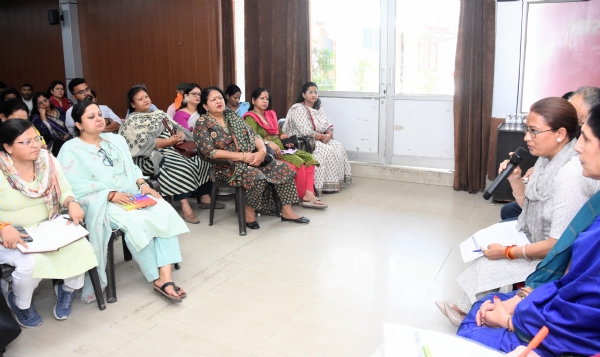 बैठक को संबोधित करती रूखा आर्य।