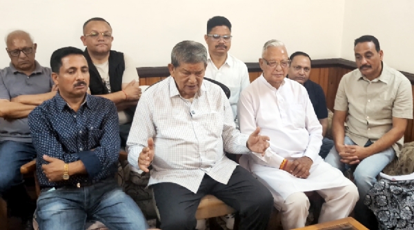 पत्रकार वार्ता करते हरीश रावत