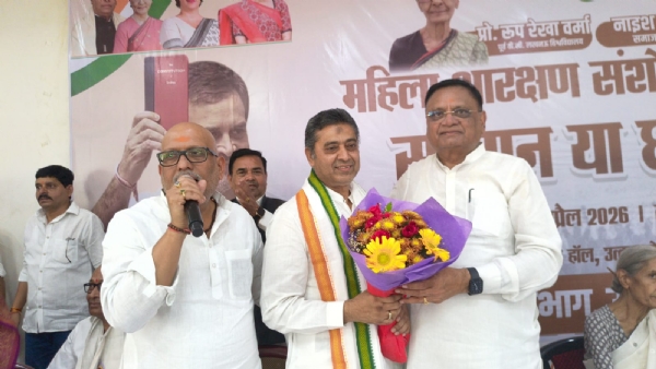 महिला आरक्षण सेमिनार में कांग्रेस महासचिव अविनाश पांडे का स्वागत करते पार्टी नेता