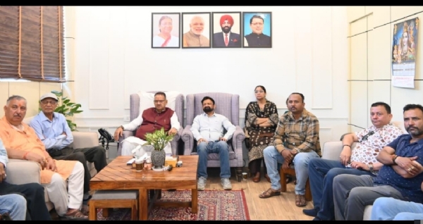 मासिक रेडियो कार्यक्रम ‘मन की बात’ सुनते मंत्री गणेश जोशी।