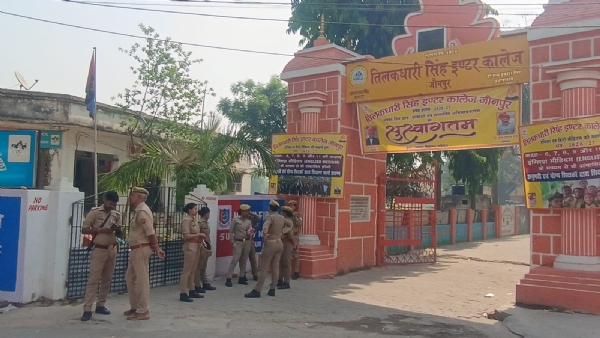 टी डी कॉलेज में परीक्षा को लेकर तैनात पुलिस बल