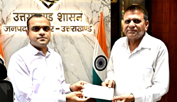 सम्मानित करते हुए डीएम मयूर दीक्षित