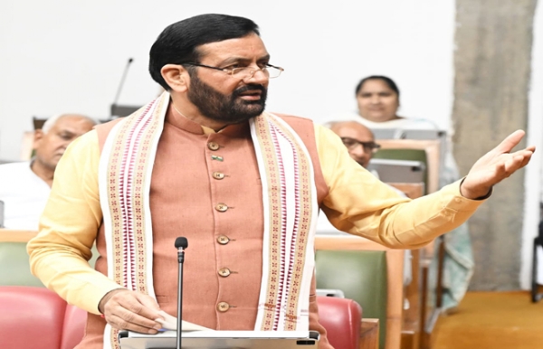 हरियाणा के मुख्यमंत्री नायब सैनी सदन में प्रस्ताव पेश करते हुए