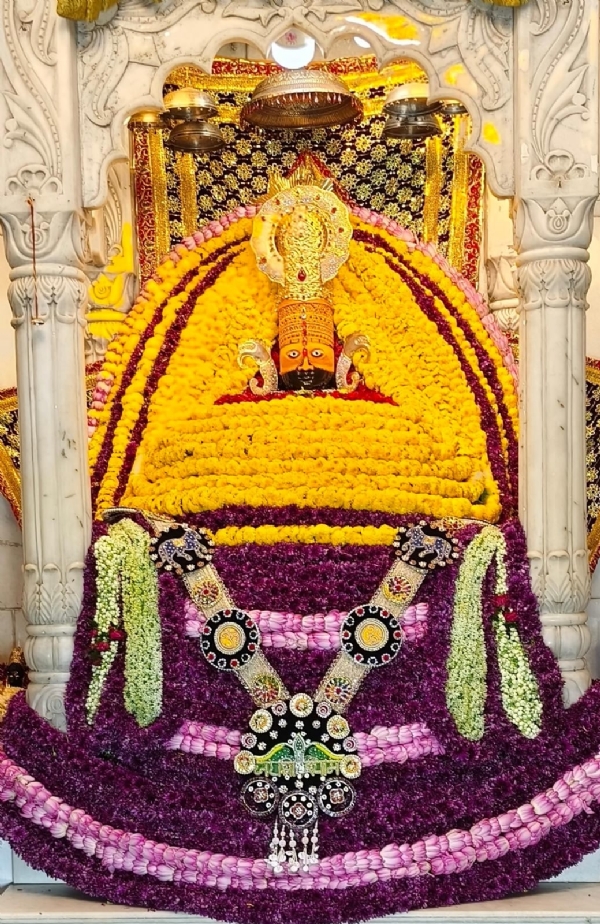 बाबा का दिव्य श्रृंगार