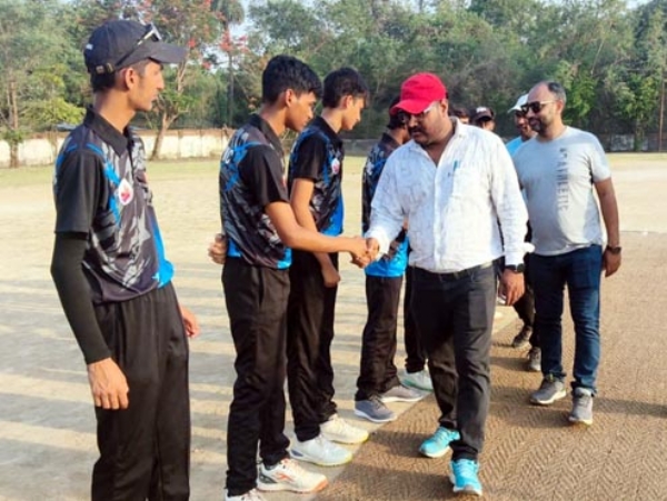 परिचय करते अतिथि