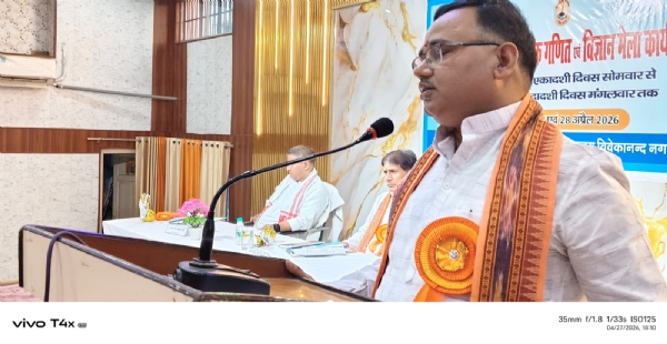 कार्य क्रम मे संबोधित करते डॉ सौरभ मालवीय