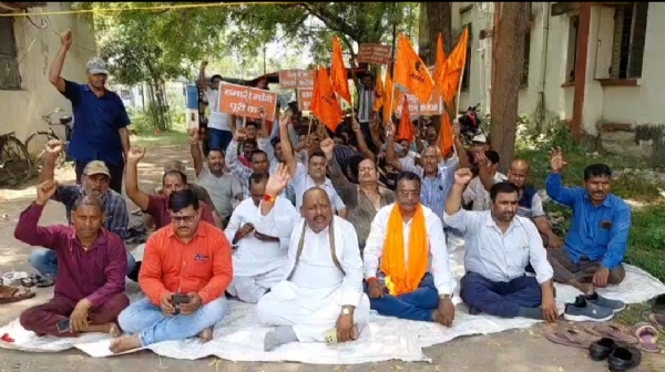 आंदोलन करते संघ के लोग