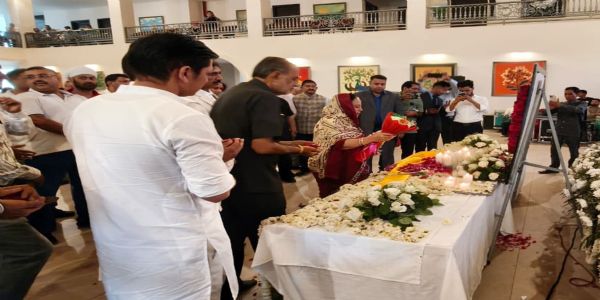 सञ्चार-क्रान्तेः मसीहाय सुखरामाय श्रद्धाञ्जलिं दातुं जनसमूहः उत्थित: