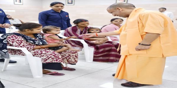 मुख्यमन्त्री-योगी-आदित्यनाथेन जनतादर्शने पीडितानां समस्याः श्रुताः