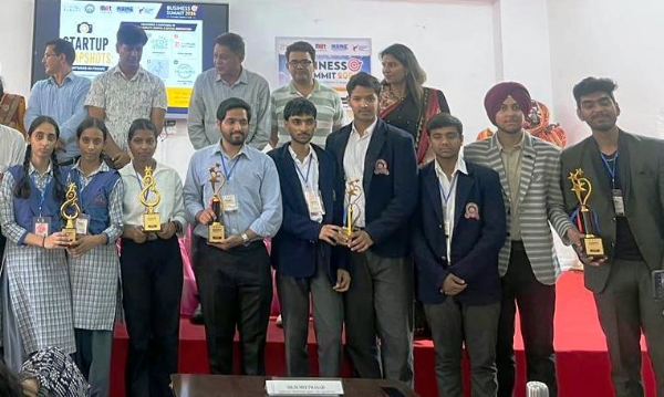 पुरस्कार प्राप्त करने वाले विद्यार्थी।