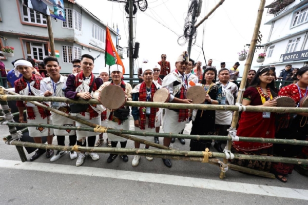 प्रधानमन्त्रीलाई स्वागत जनाउन बसेका मानिसहरू।