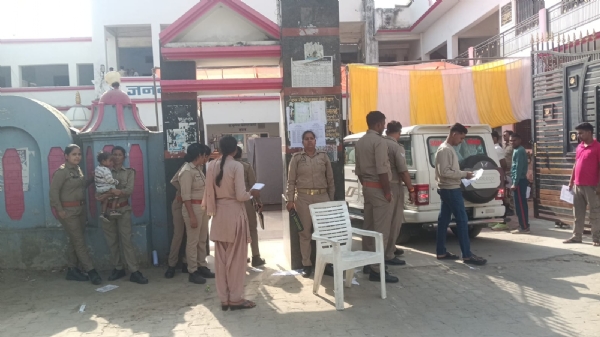 सुरक्षा व्यवस्था में तैनात पुलिस कर्मियों द्वारा चेकिंग