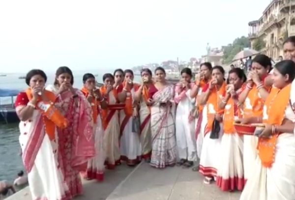 शंखनाद कर प्रधानमंत्री का स्वागत करती महिलाएं