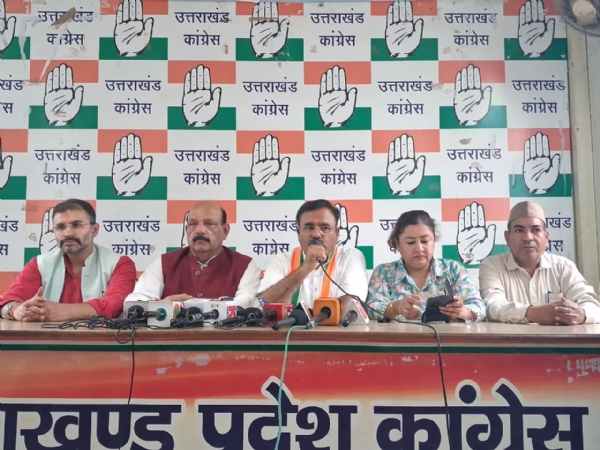 प्रेस वार्ता कै संबोधित करते कांग्रेस पदाधिकारी।