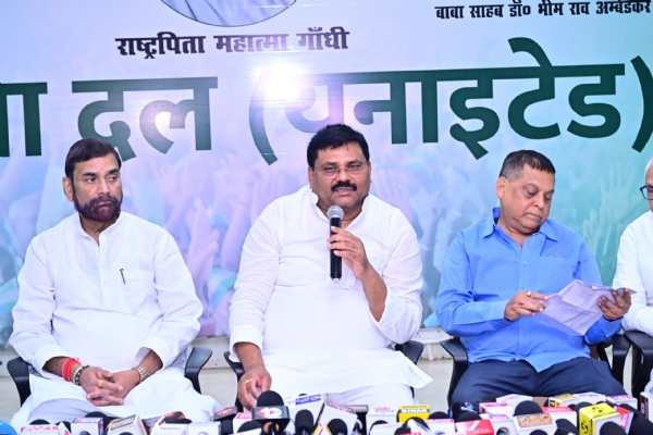 पाटी कायालय में उमेश कुशवाहा पतकाराें से बात करते हुए