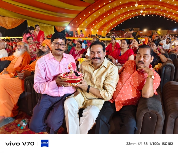 श्रीमद भागवत कथा सुनने पहुंचे श्रद्धालु ने भगवान कृष्ण की बाल रूप के साथ