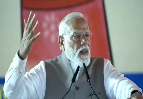 वाराणसी में नारी वंदन सम्मेलन को संबोधित करते प्रधानमंत्री नरेन्द्र मोदी