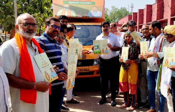 विकास रथों को दिखाई हरी झंडी, गांव-गांव पहुंचेगी योजनाओं की जानकारी